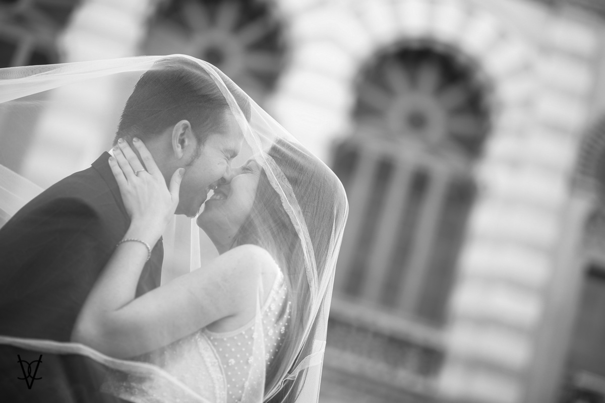 Foto de beso bajo el velo de la novia