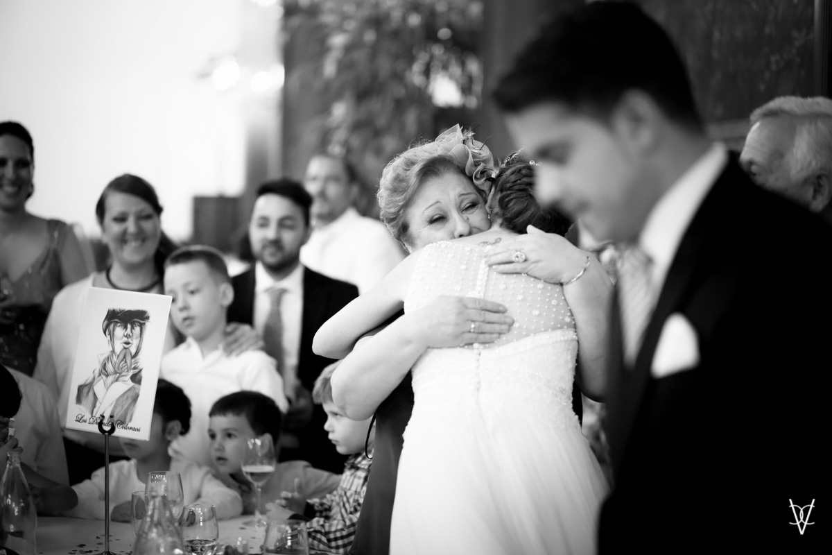 Fotos de boda en Sevilla abrazo emocionado madre y novia