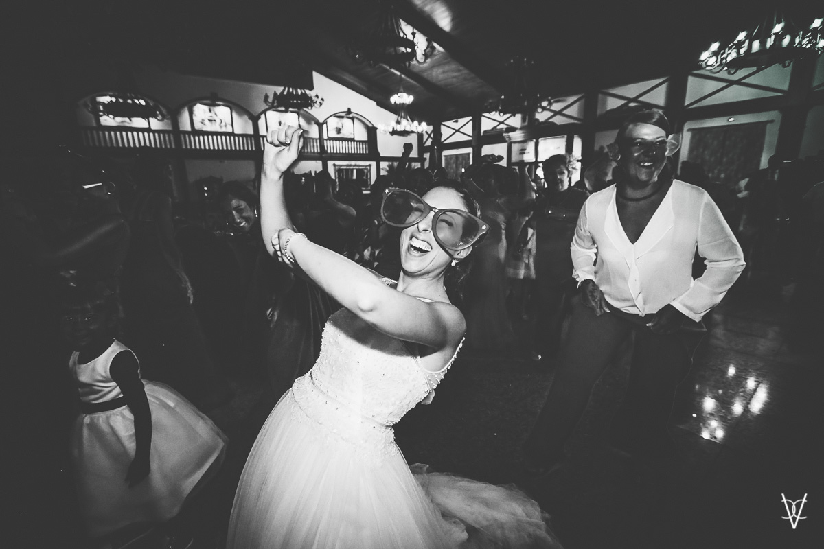 Fotos de boda en Sevilla novia bailando disfrazada con gafas grandes